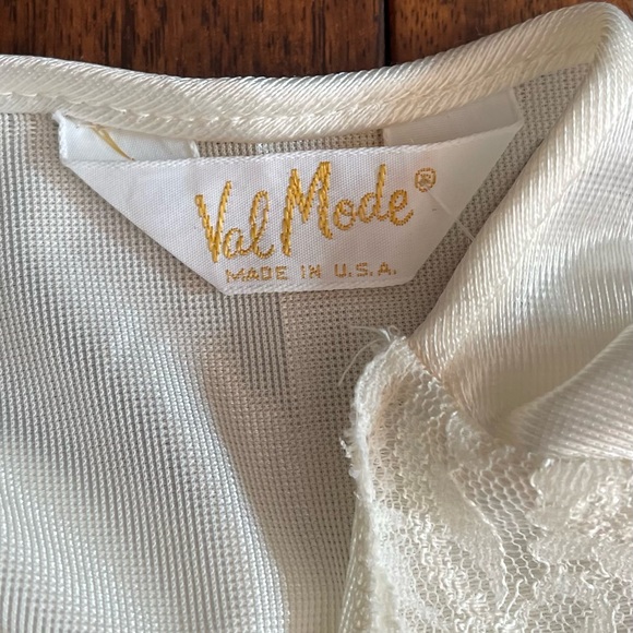 Val.Mode Vantage Lace Trim Embroidery detail ivory Long Robe. Size Medium - Picture 9 of 15